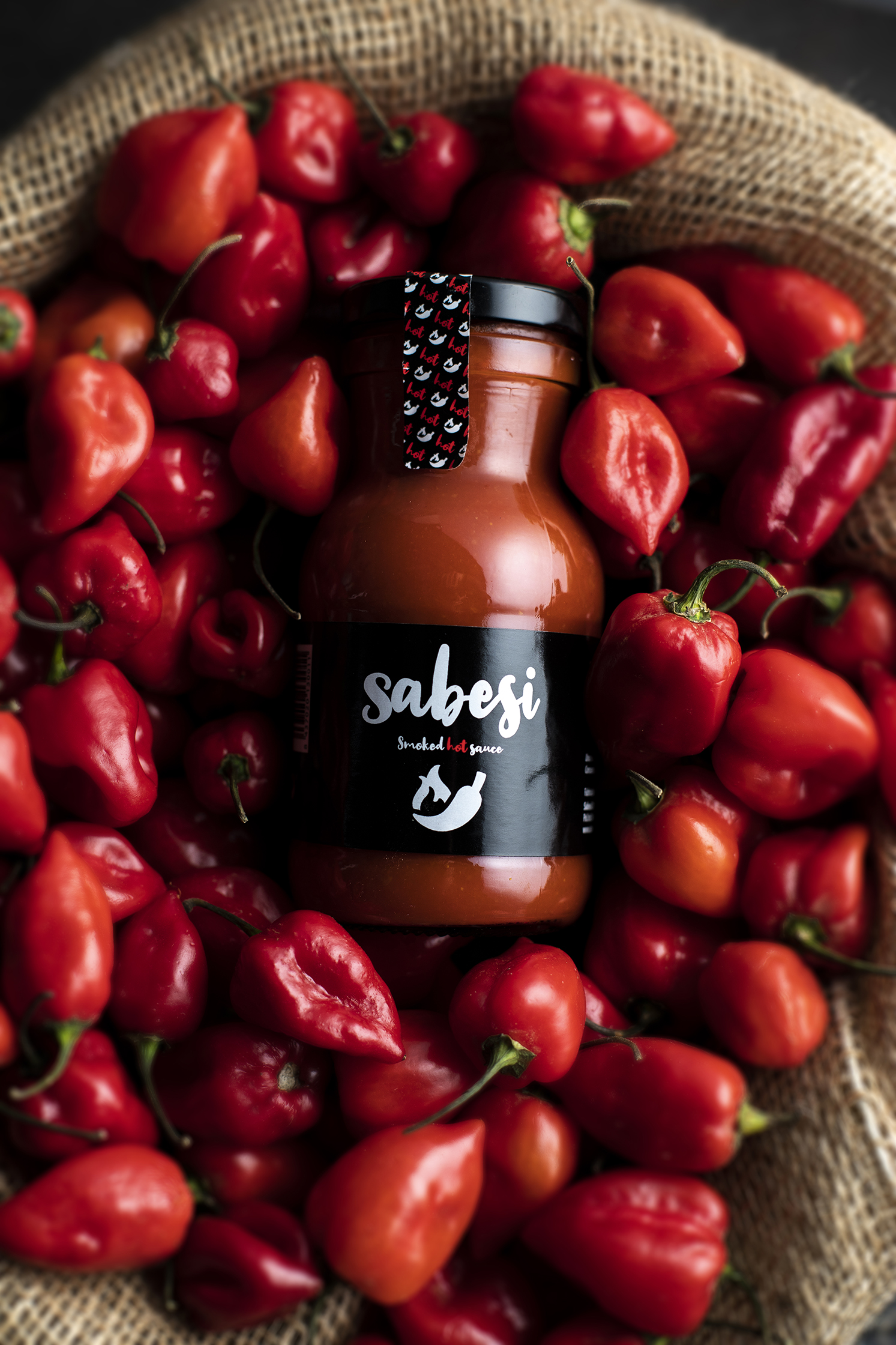 Sabesi sobre un saco de habaneros rojos
