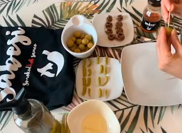 Gildas con salsa Sabesi, aceitunas y anchoas